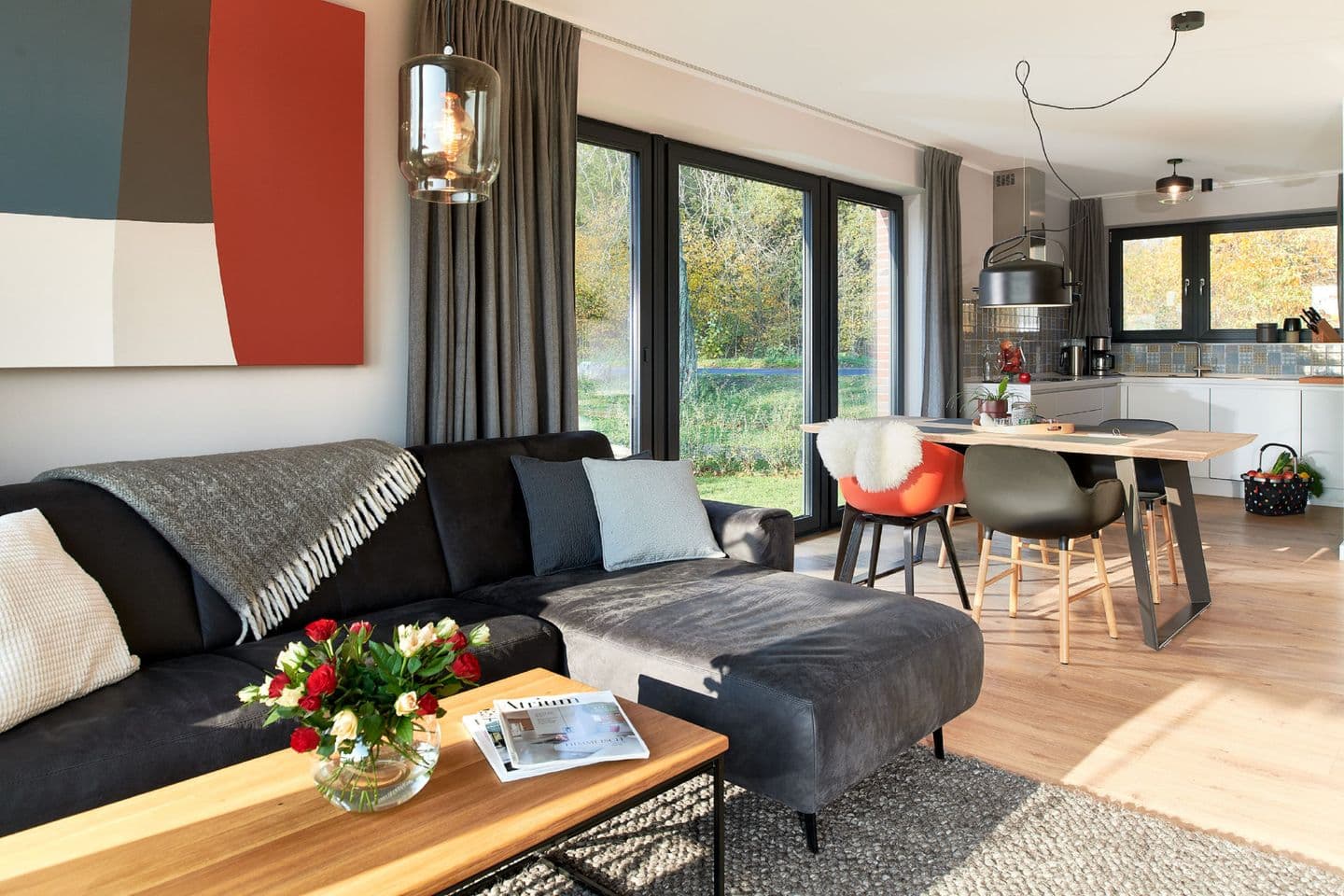 Ferienhaus Backsteinquartier B in Putbus – Sauna, Kamin und Boddenblick in Putbus – Wohnzimmer