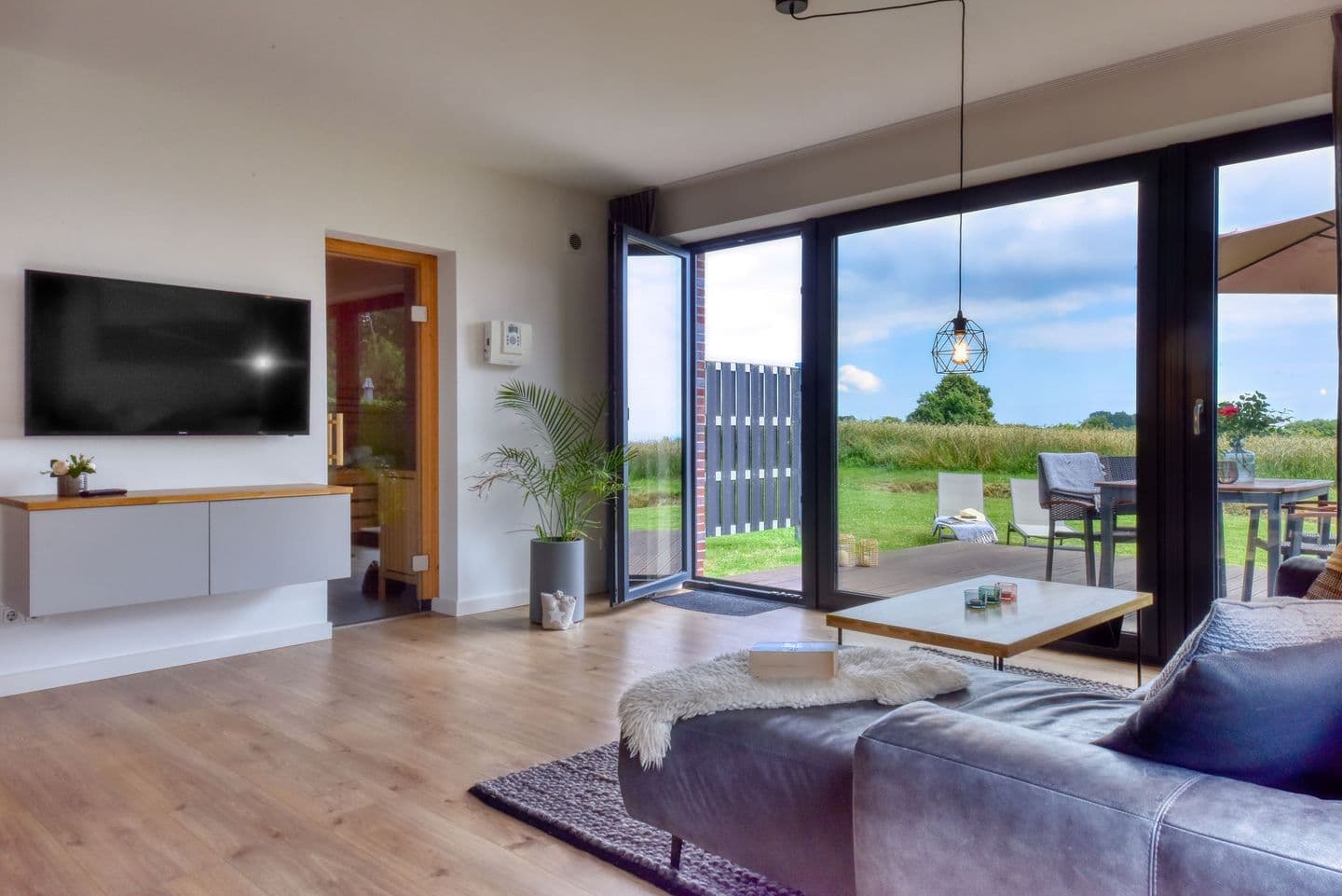 Ferienhaus Backsteinquartier D in Putbus mit Sauna und Kamin in Putbus – Wohnzimmer