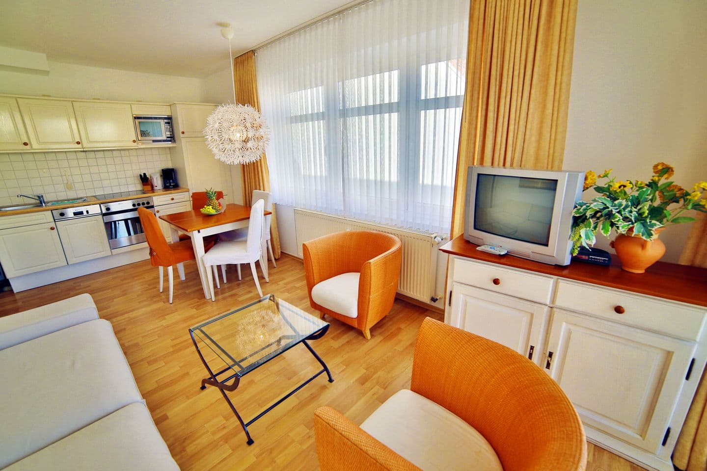 Ferienwohnung Binzer Strandgut 36 im Haus Jahreszeiten Binz in Binz – Wohnzimmer