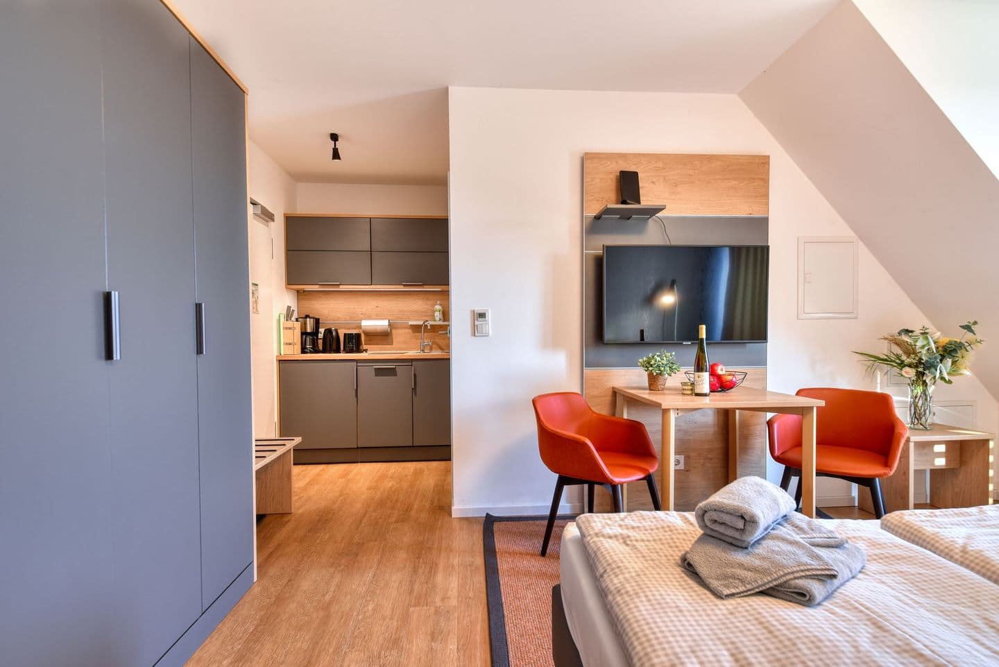 Ferienwohnung Fischadler 34: Studio mit Balkon im Wreecher Idyll auf Rügen in Wreechen – Wohnzimmer
