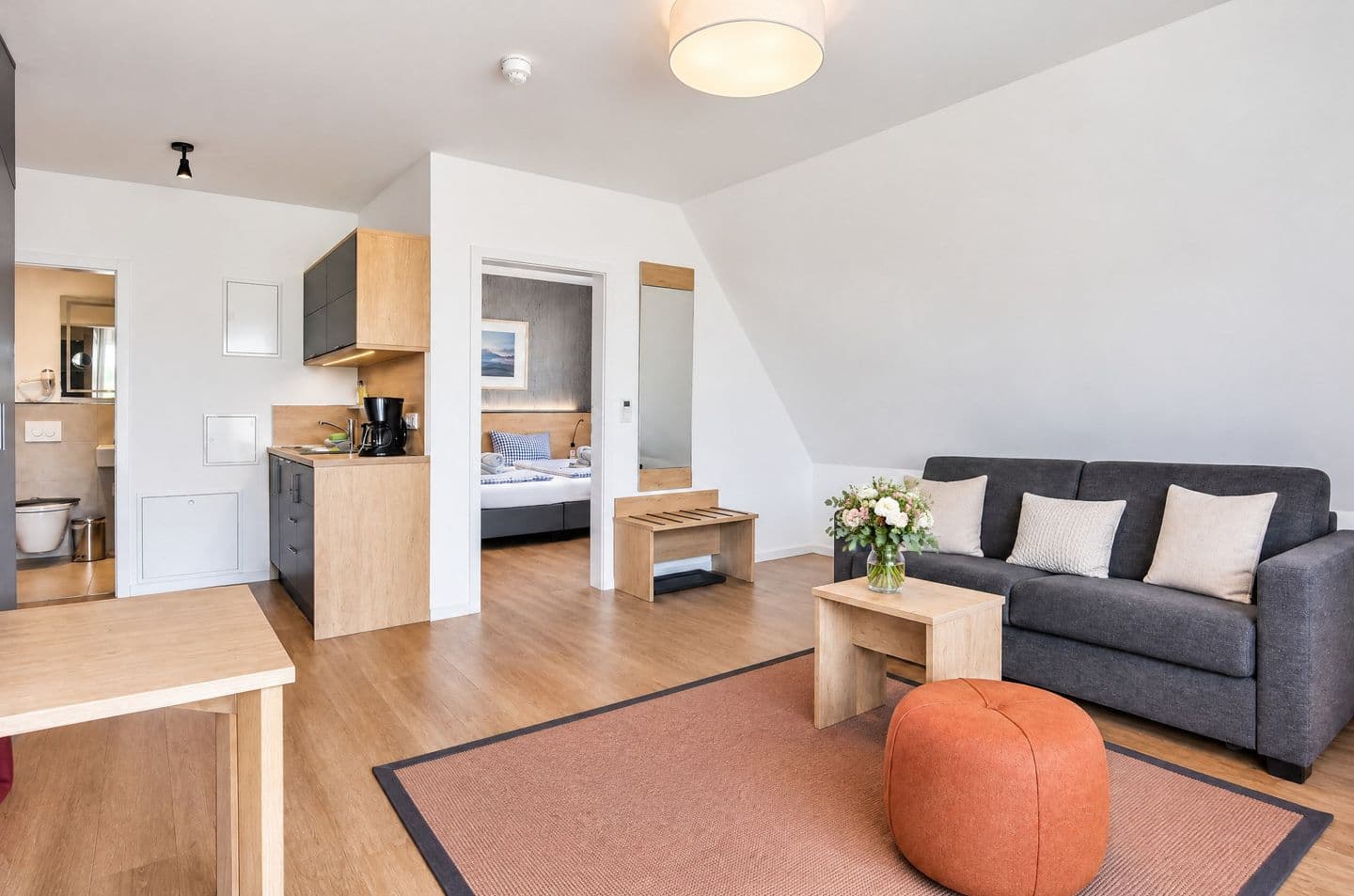 Ferienwohnung Mantelmöwe 32 im Wreecher Idyll Rügen in Wreechen – Wohnzimmer