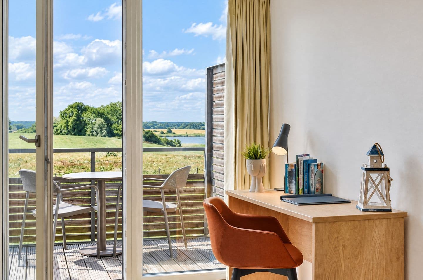 Ferienwohnung Mauersegler 14 im Wreecher Idyll Rügen in Wreechen – Wohnzimmer