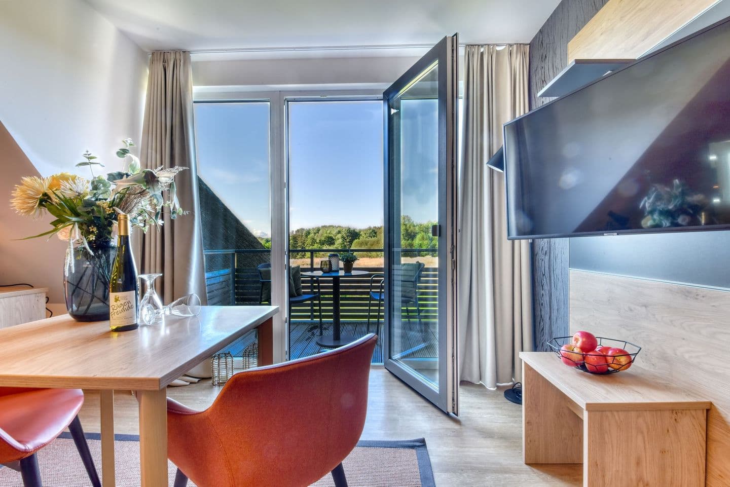 Ferienwohnung Rotkehlchen 40 im Wreecher Idyll Rügen in Wreechen – Wohnzimmer