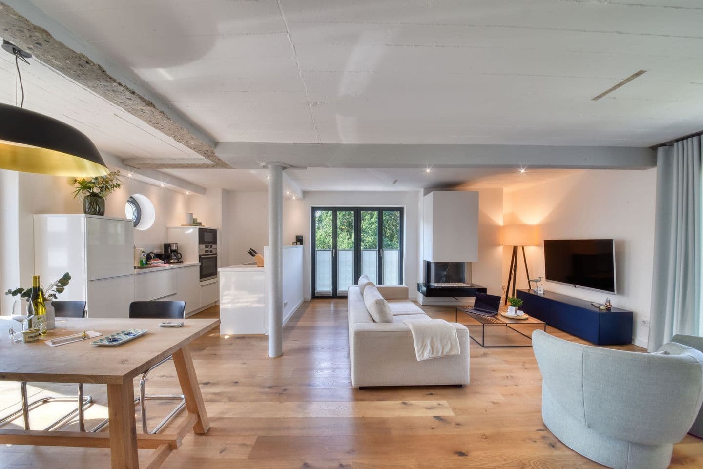 Ferienwohnung Sonnenloft 14 mit eigenem Kamin, Sauna, Strandkorb am Strand und Pool im Haus Düne 7 Prora in Prora – Wohnzimmer
