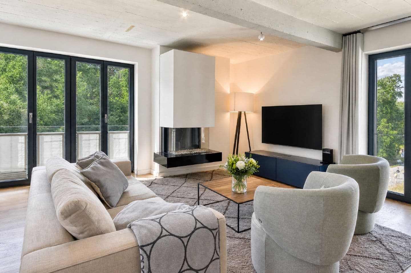 Ferienwohnung Sonnenloft 14 mit eigenem Kamin, Sauna, Strandkorb am Strand und Pool im Haus Düne 7 Prora in Prora – Wohnzimmer