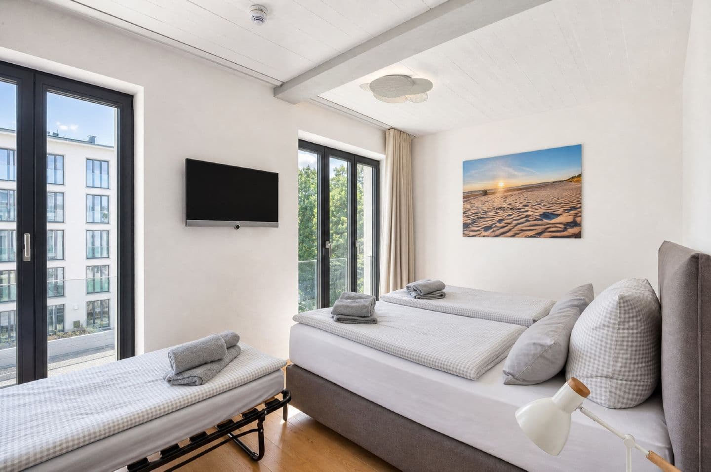 Ferienwohnung Sonnenloft 14 mit eigenem Kamin, Sauna, Strandkorb am Strand und Pool im Haus Düne 7 Prora in Prora – Schlafzimmer