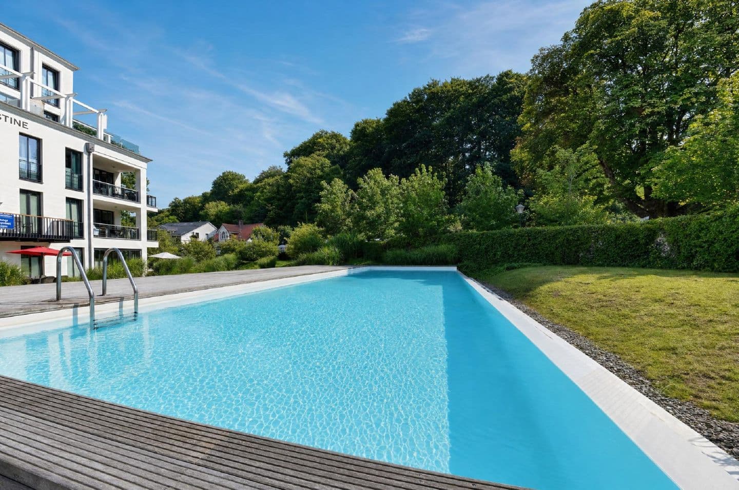 Ferienwohnung Strandlounge in den Parkvillen Binz in Binz – Poolblick