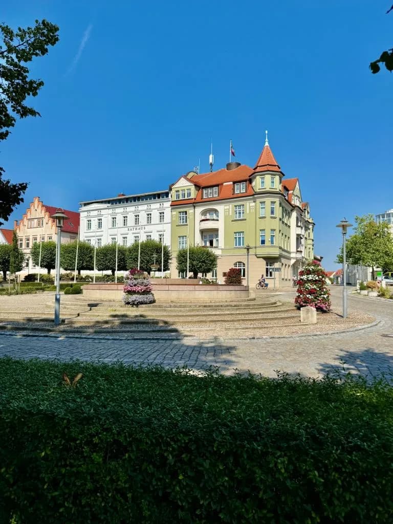 Sankt-Marien-Kirche und Klosterhof in Bergen auf Rügen